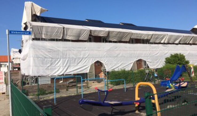 • Woningen aan de Vinkenstraat in Krimpen aan den IJssel die worden gerenoveerd.