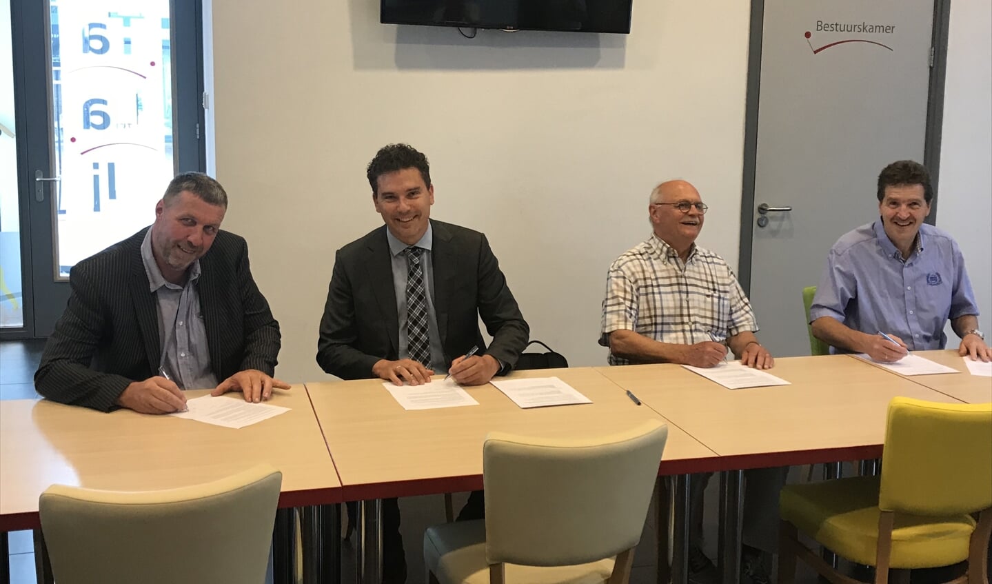 • De ondertekening van de overeenkomst voor de zonnepanelen.
