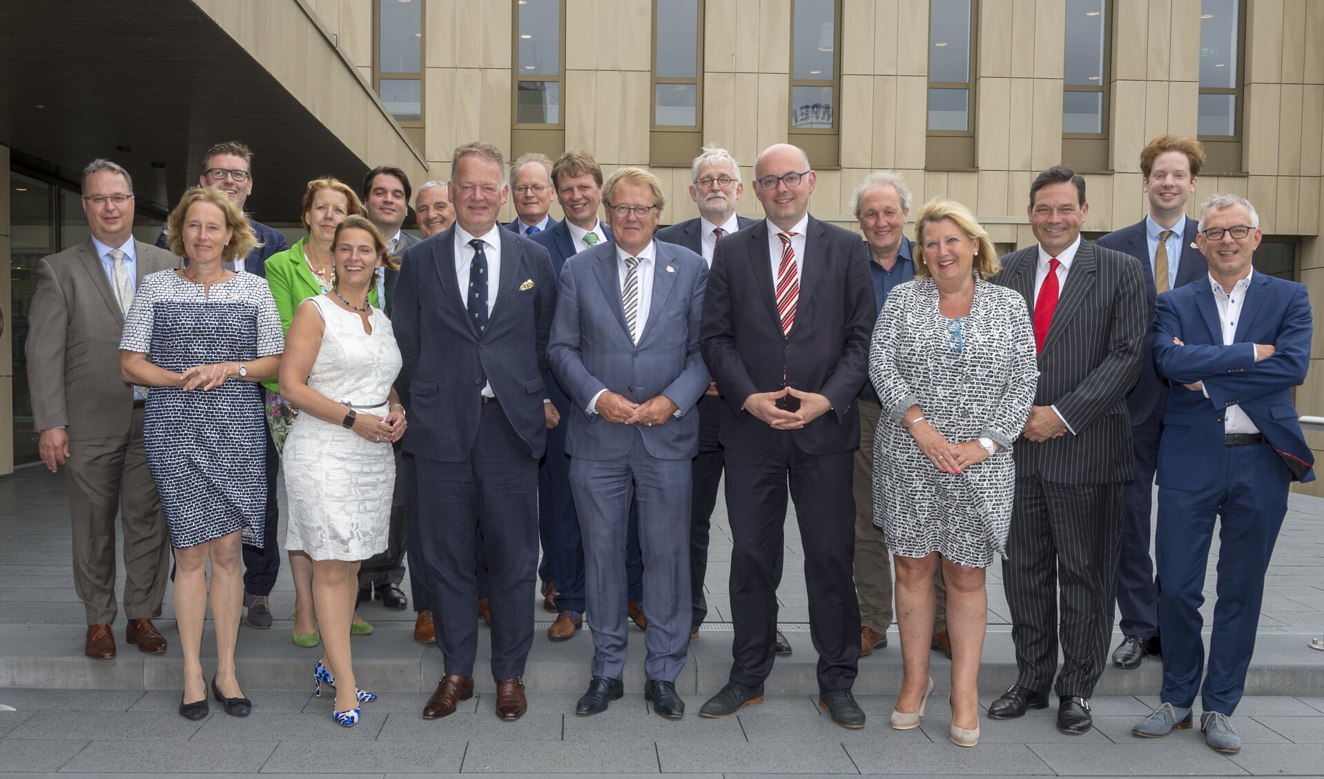 • Bestuurders van de provincie Zuid-Holland en de twee gemeenten in de Krimpenerwaard voor het raadhuis in Krimpen aan den IJssel.  