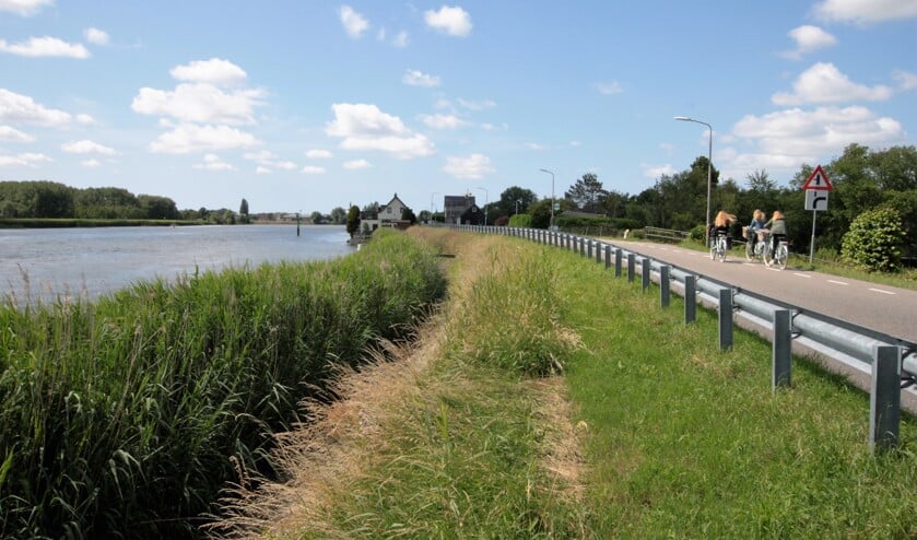 • De IJsseldijk bij Ouderkerk aan den IJssel.