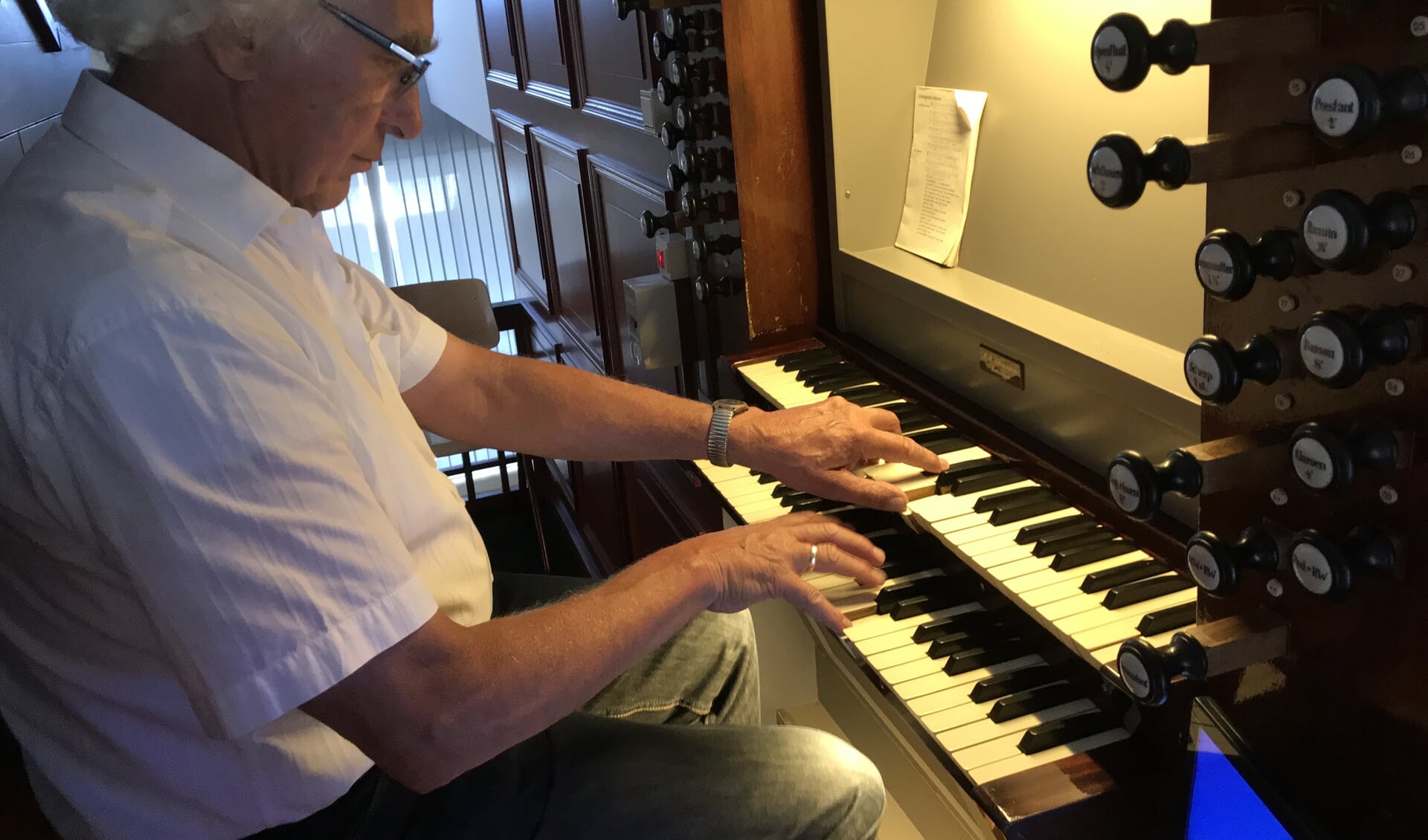 Organist Celis Dekker laat tijdens zijn orgelspel de gemeente graag genieten van zijn improvisaties