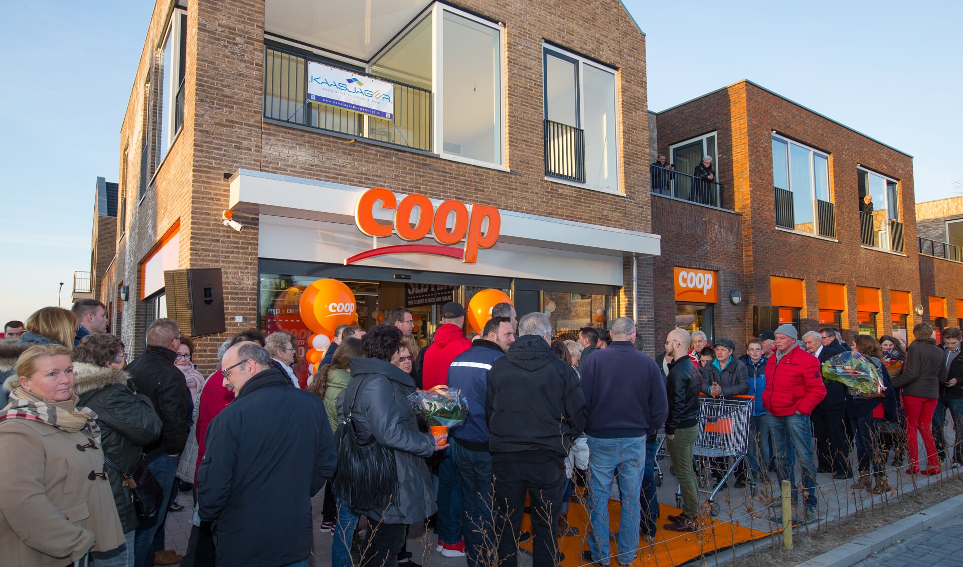 • Supermarkt Coop verhuisde in 2016 binnen Waardenburg.