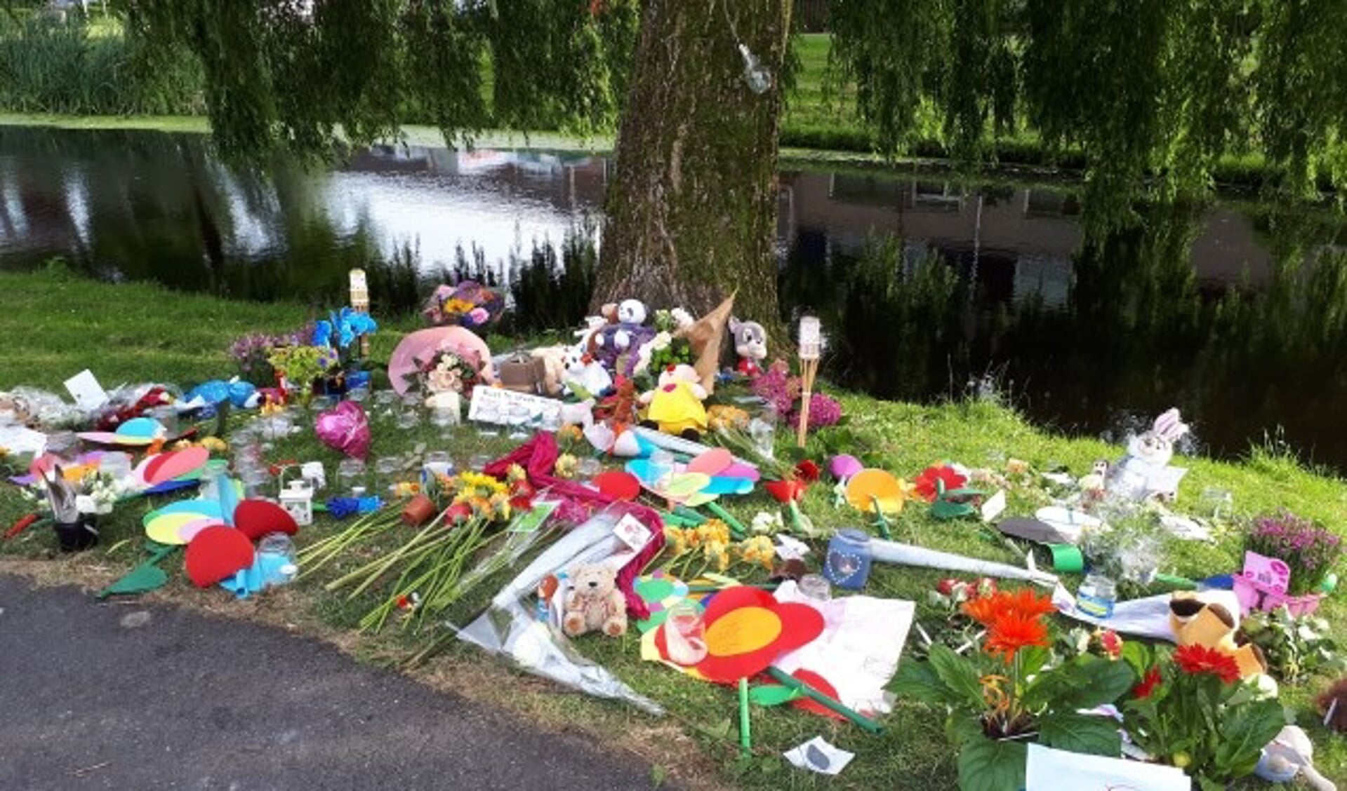 Bloemen, kaartjes, knuffels en lichtjes op de plaats waar het is gebeurd. (Foto: Margreet Nagtegaal) 