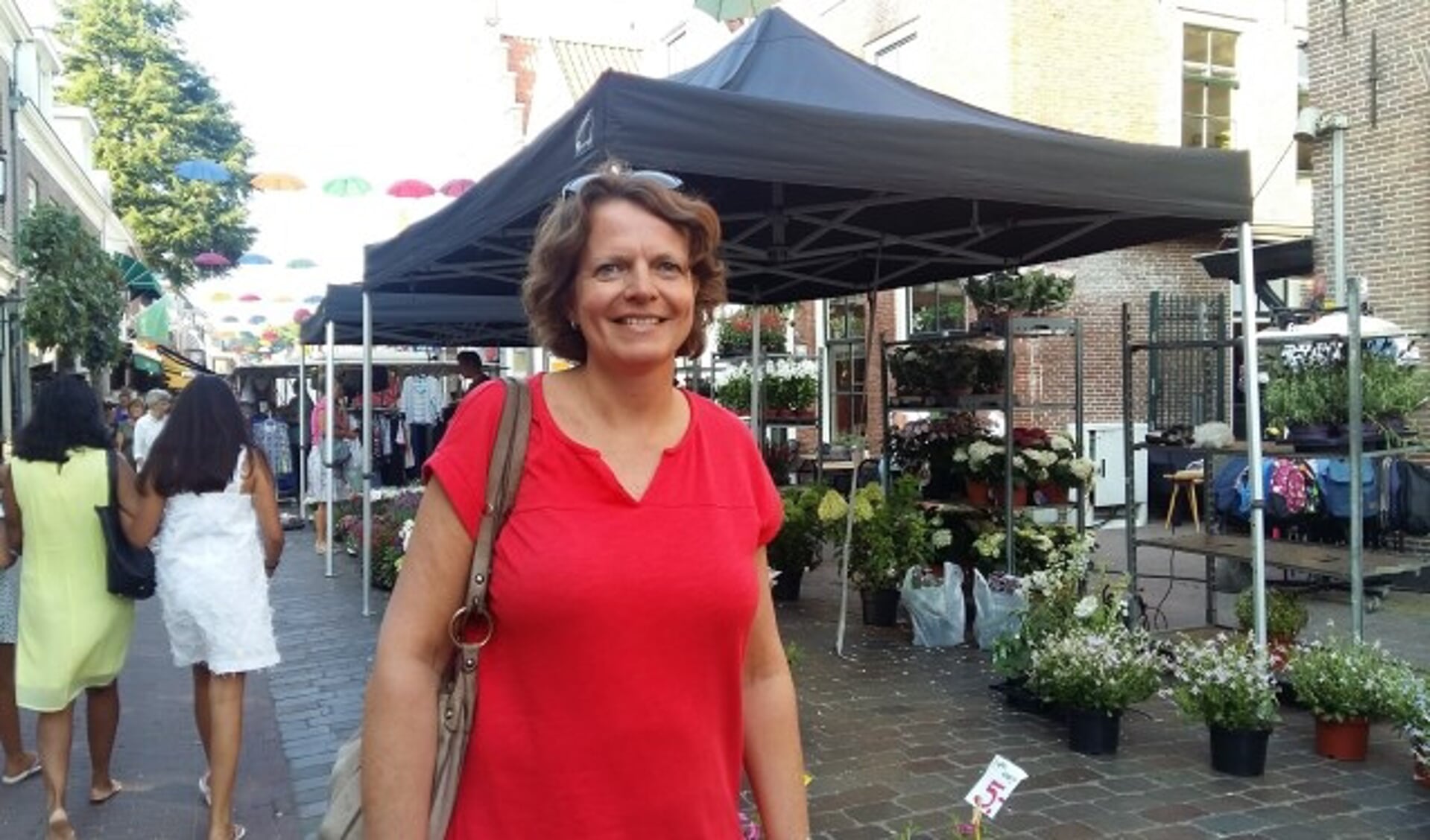 Angelique van Lierop op de vrijdagmarkt in de binnenstad van IJsselstein. (Foto: Karin Doornbos)