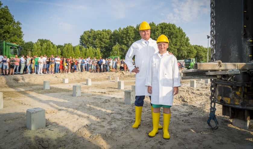 • Dick Verheij en zijn zoon Daniël sloegen de eerste paal.