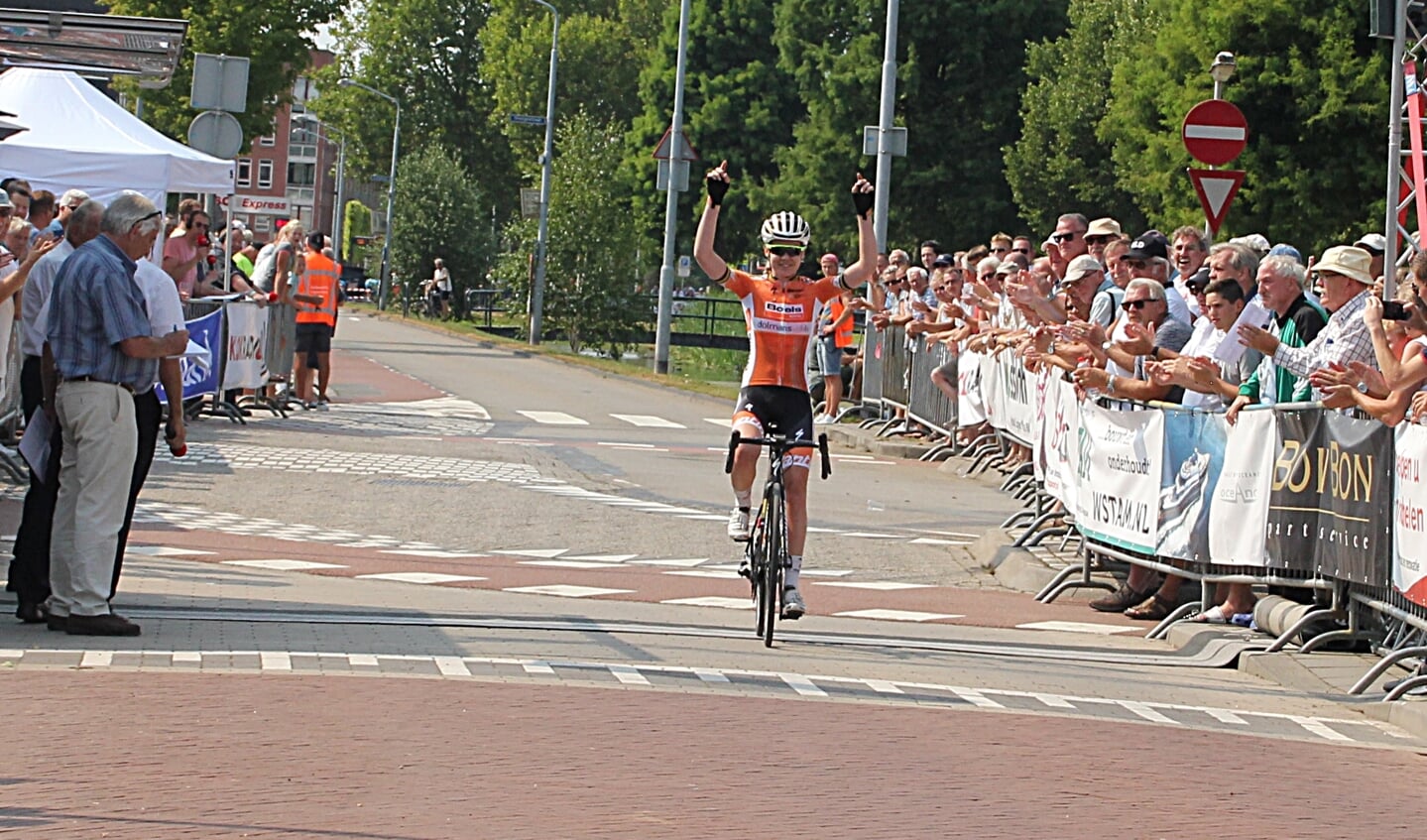 • Anna van der Breggen komt solo over de finish.