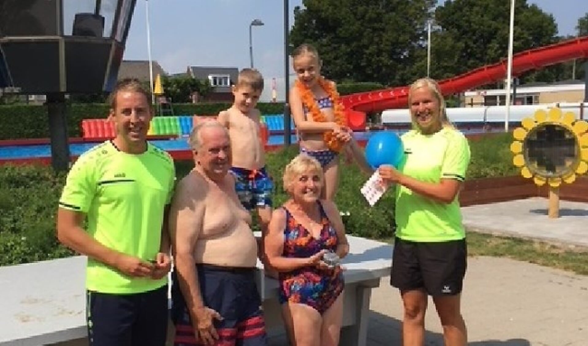 Amy uit Eindhoven, met haar broertje en opa en oma, werd begroet en gehuldigd als de 40.000ste bezoeker van dit zwemseizoen. (Foto: Zwembad Lobeke)