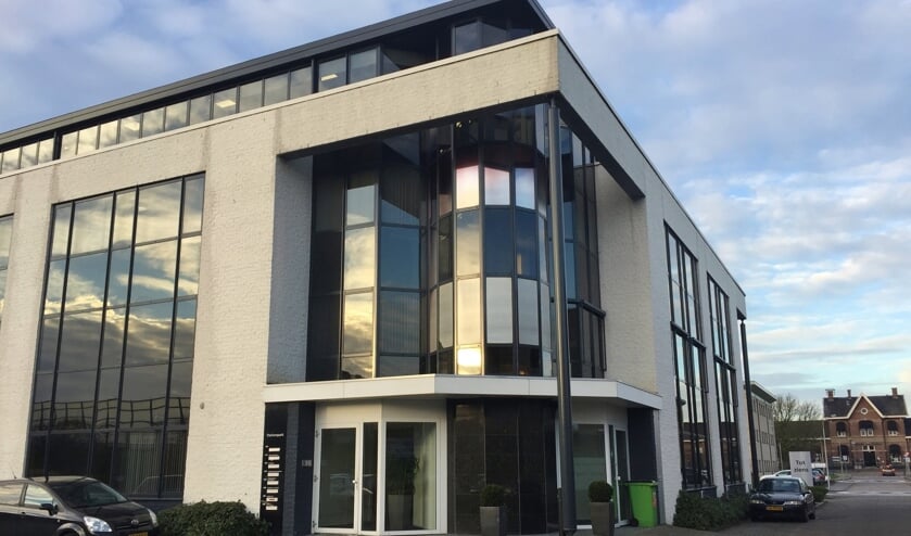 Het nieuwe gebouw waar het Albert Schweitzer ziekenhuis zich gaat vestigen; rechts op de achtergrond het station van Sliedrecht.
