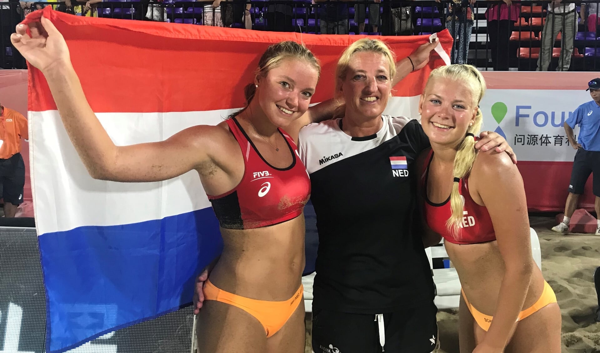 Emi van Driel, rechts Raisa Schoon en in het midden trainer/coach Debora Kadijk.
