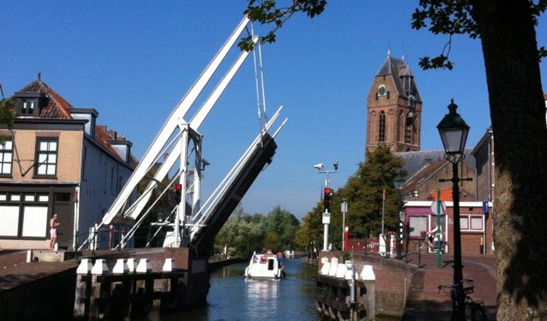 Een brugwachter moet tijdelijk de plezierbootjes doorlaten in het centrum van Oudewater, tussen Haven en IJsselvere. ( Foto: Gemeente Oudewater)