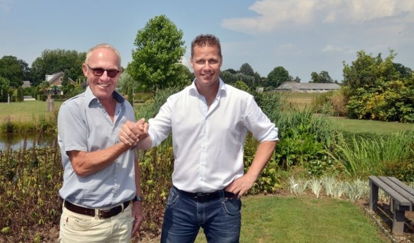 Ton den Houdijker (l) heeft sinds kort Tuin De Hoge Waard overgedragen aan zijn zoon Rob. (Foto: Paul van den Dungen)