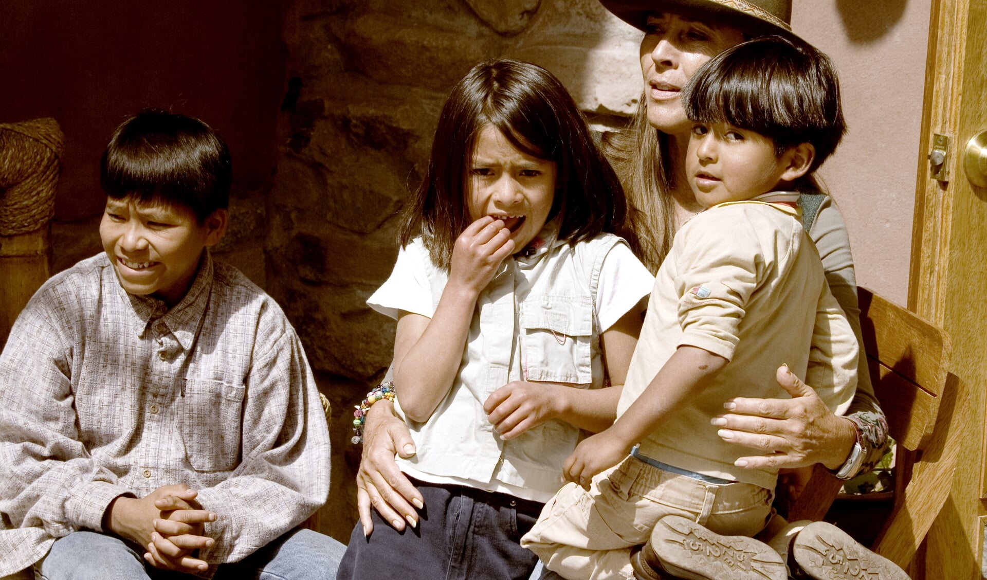 • Helena van Engelen van Stichting Kuychi met een aantal van haar Peruaanse leerlingen.