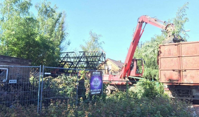 • De afgebrande gebouwen op de hoek Provincialeweg/Kapelstraat zijn gesloopt, maar er wordt voorlopig niet gebouwd.