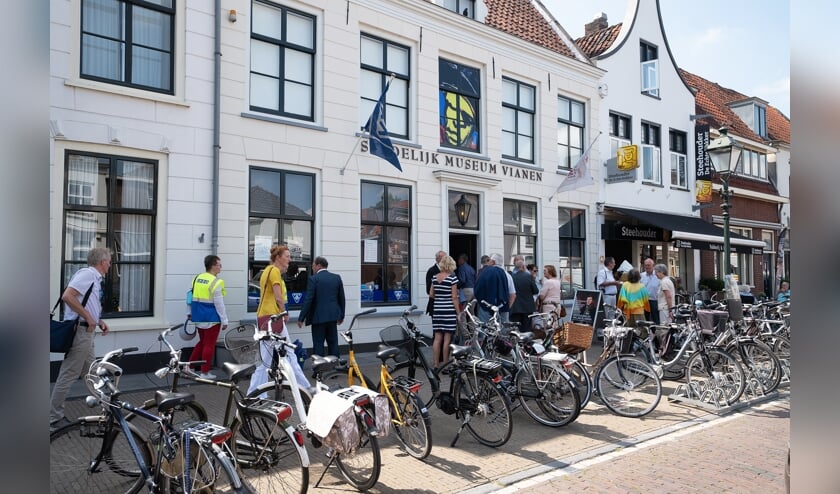 • Het Stedelijk Museum in betere tijden: bij de opening van de Jan Blanken-tentoonstelling