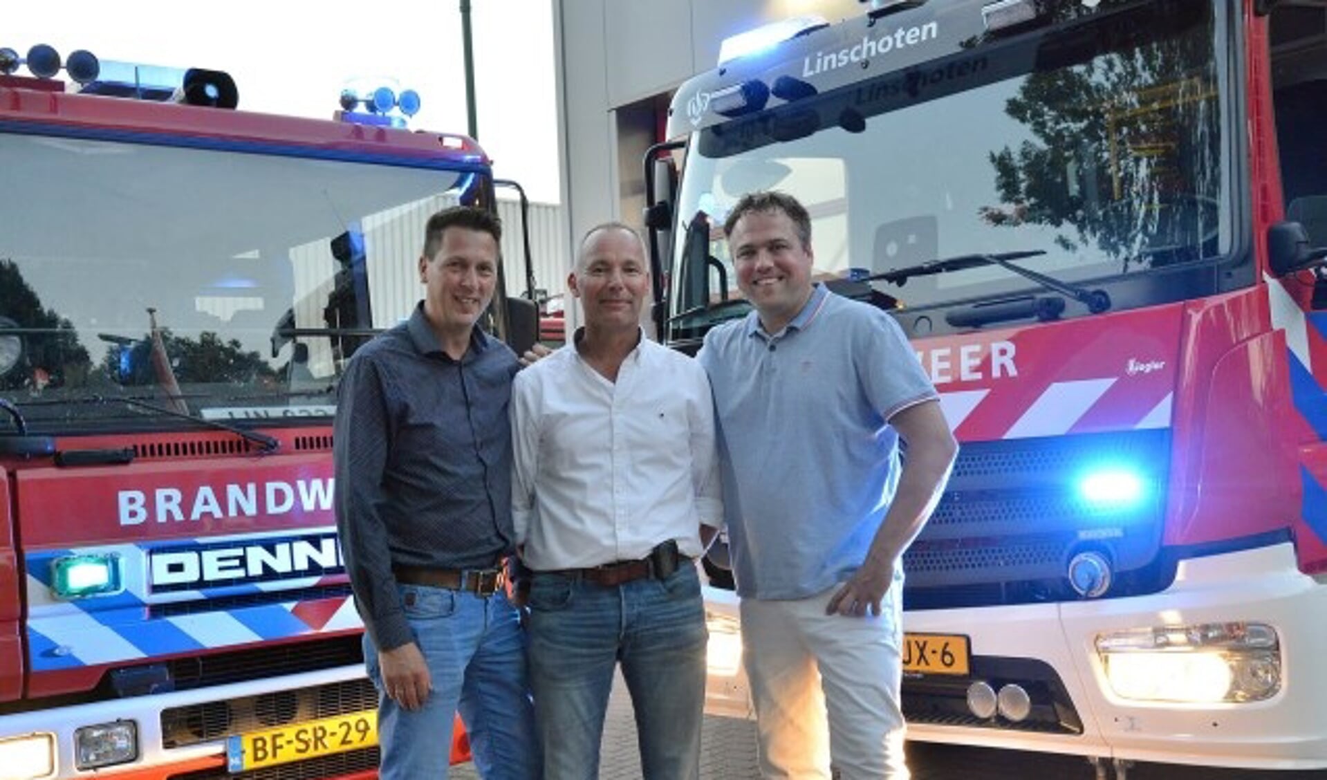 Bonne-René van Ringelestein, Wilco van Eijk en Leon Bos tussen het oude (links) en nieuwe brandweervoertuig. (Foto: Paul van den Dungen)