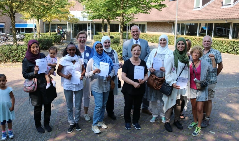 • Wethouder Niko Wiendels reikte de certificaten uit.