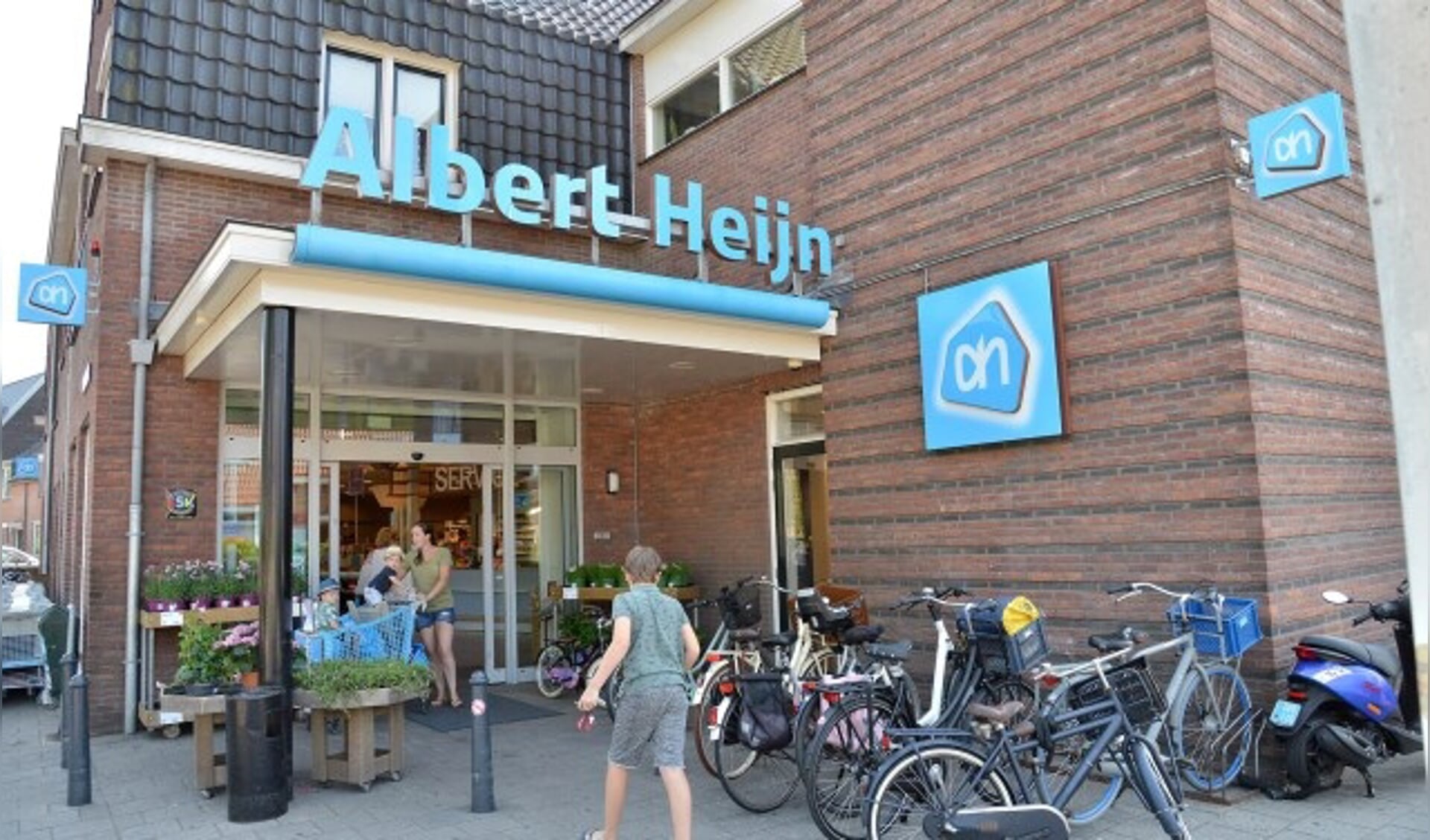 De Albert Heijn aan de Boslaan in Montfoort wil op zondag open, net als supermarkten in omliggende plaatsen. (Foto: Paul van den Dungen)