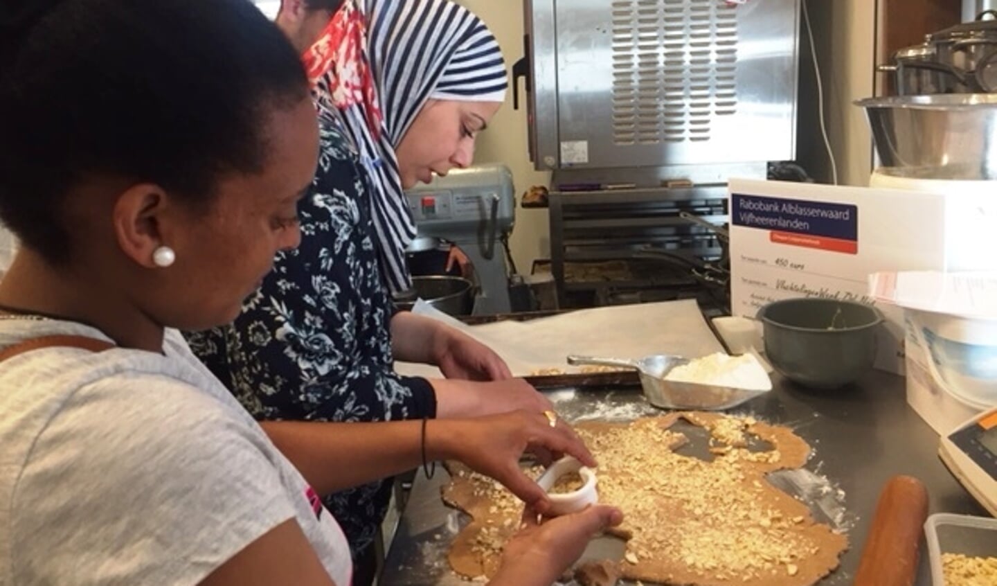 Cursisten van de inburgeringsschool van VluchtelingenWerk volgden een bakworkshop bij patisserie Sweet Ima in Gorinchem. 