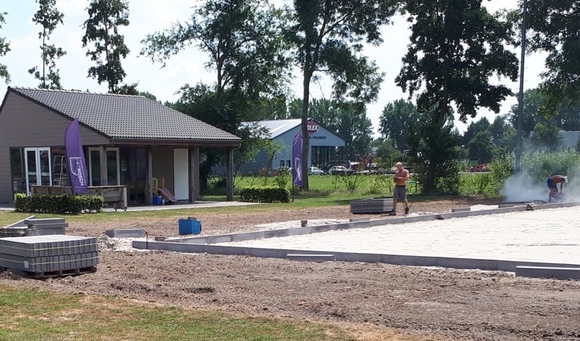 • Het nieuwe kunstgrasveld van LKV Het Bosch wordt momenteel aangelegd.
