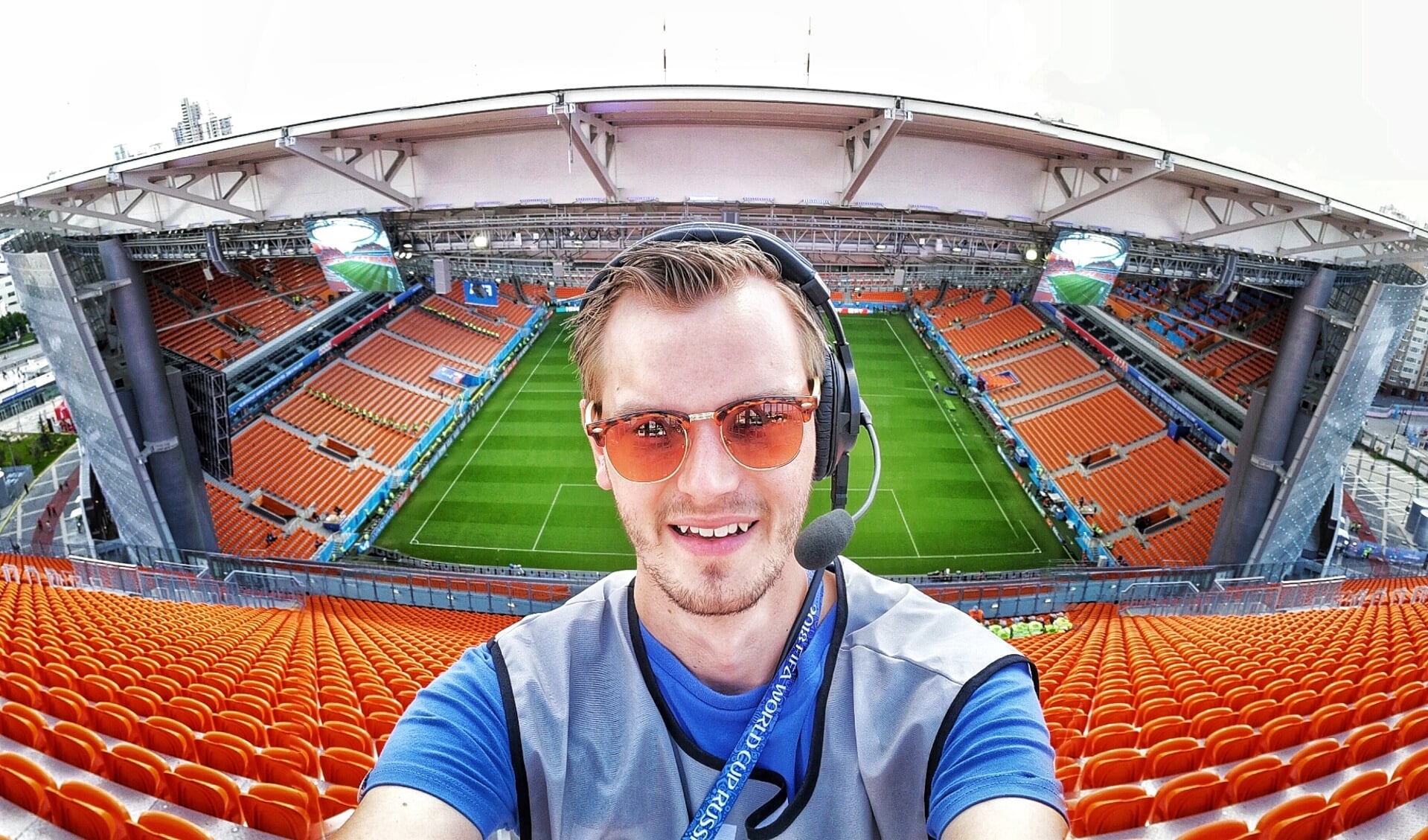 • Robert van Marion met een bijzondere selfie in het stadion van Ekaterinburg.