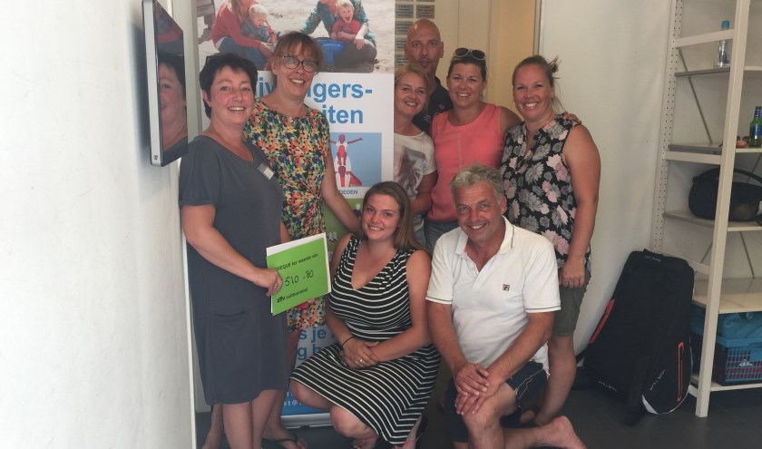 • V.l.n.r. Gina van Buuren (Humanitas) en de commissieleden Marjon Bartels, Imke van Overvest, Annemarie Benckhuijzen, Edwin Middelkoop, Nienke van Thuijl, Bianca Baggerman, Jos van Overvest, Gerard in ‘t Veld.