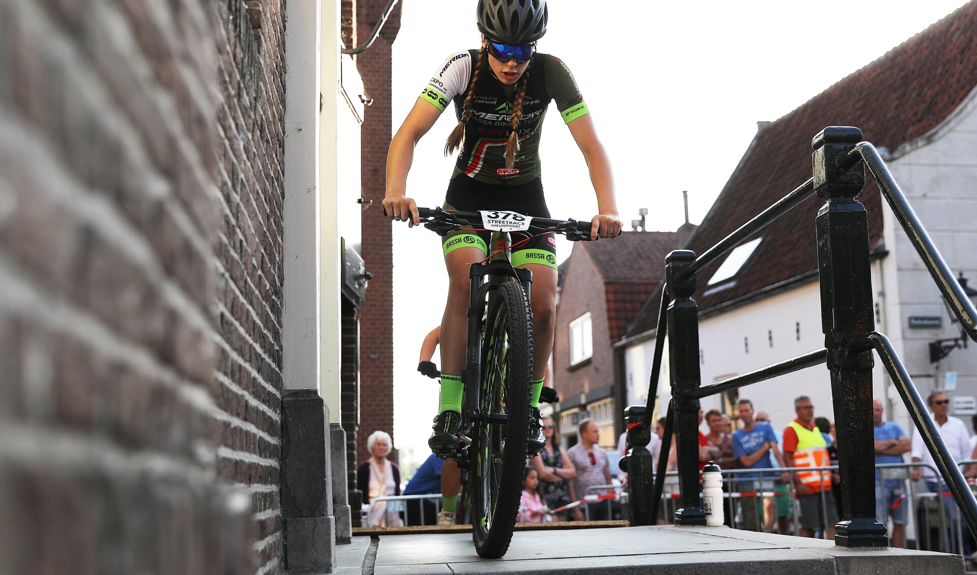 • Dieke van Wilgen in actie tijdens de eerste Nieuwpoortse streetrace.