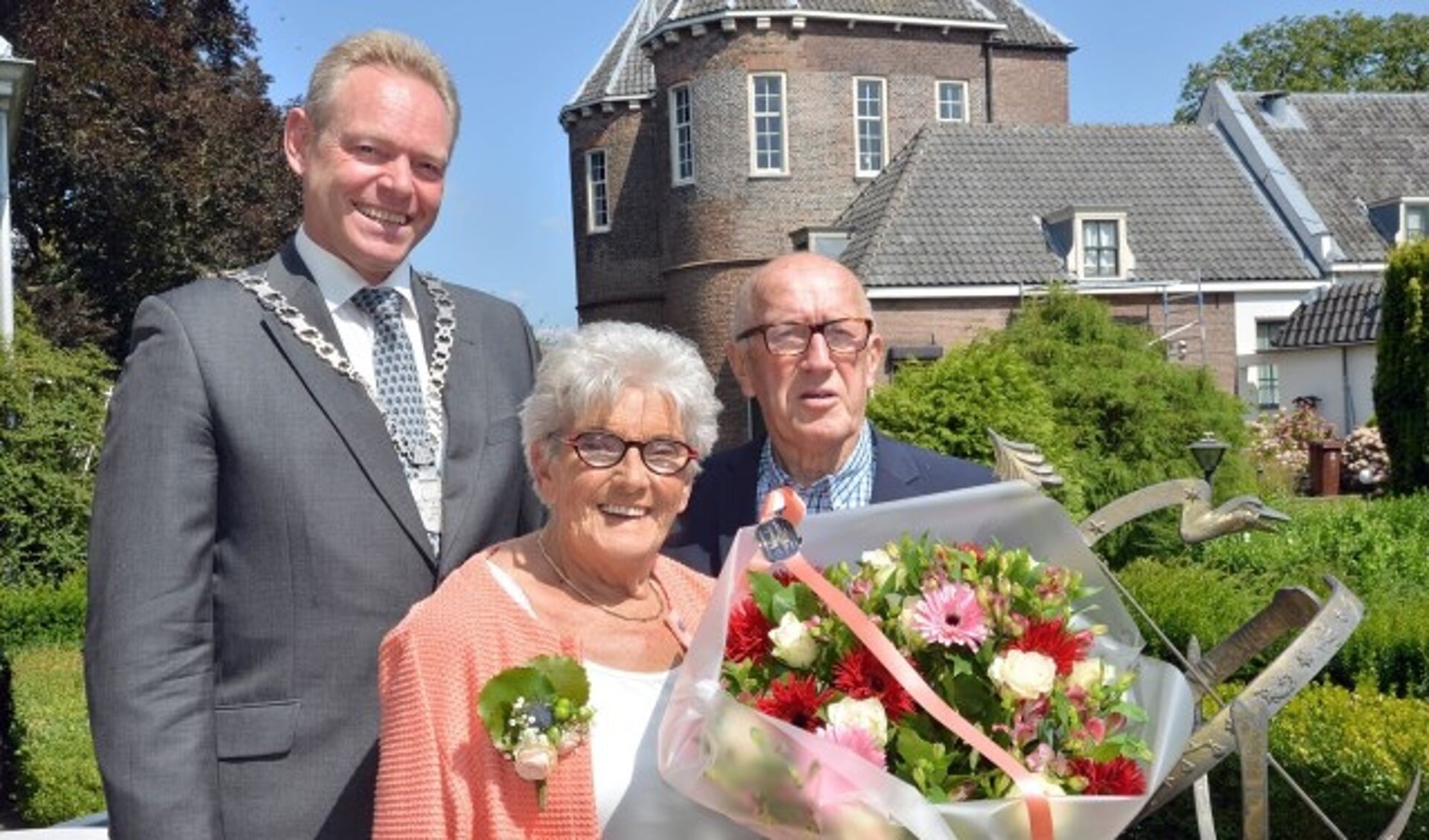 Loco-burgemeester Ivo ten Hage feliciteerde het bruidspaar Riet Verheul-Blokker en Wim Verheul met hun diamanten huwelijk. (Foto: Paul van den Dungen)