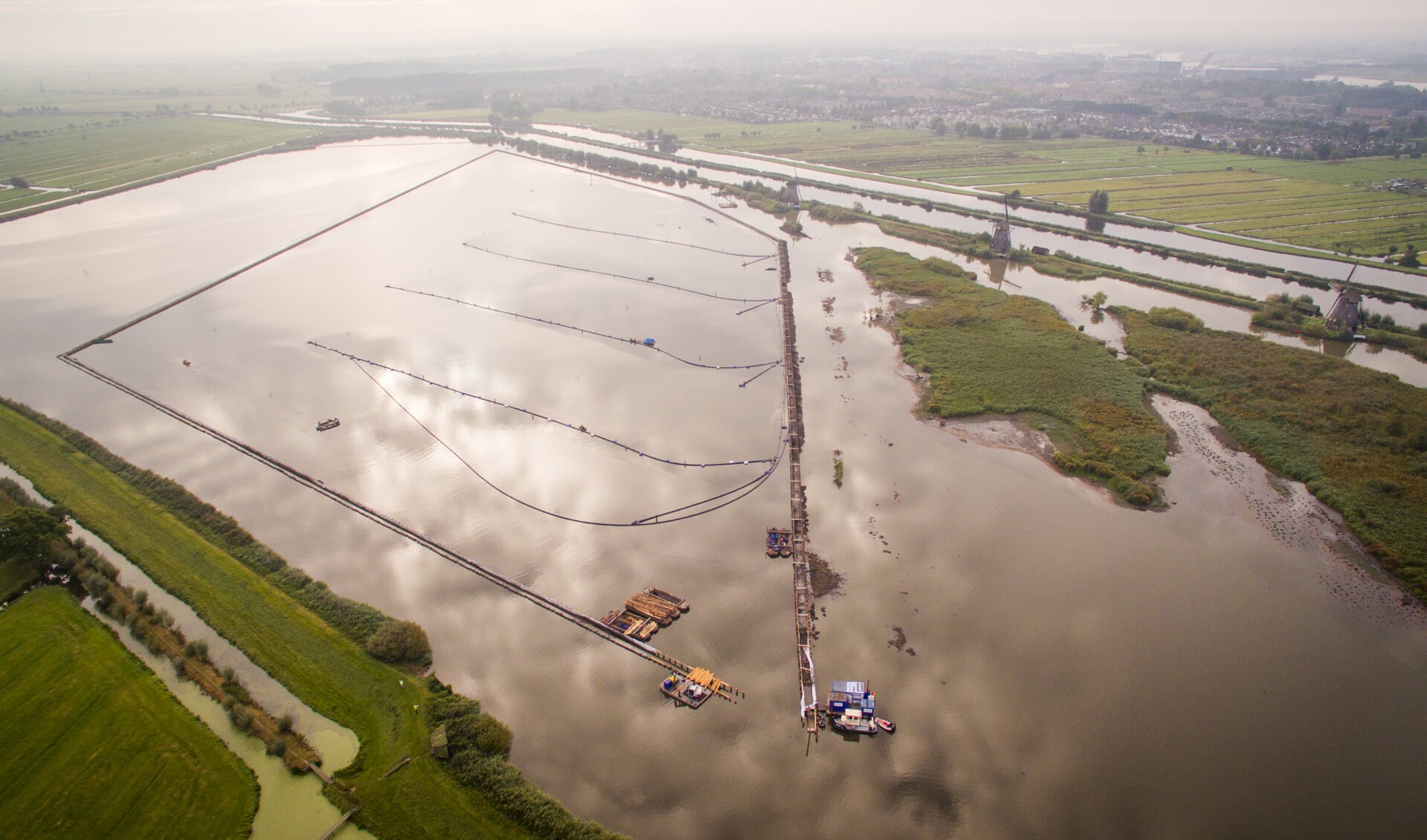 • De aanleg van een palendam in 2016, Kinderdijk. Foto: Waterschap Rivierenland / Cees van der Wal