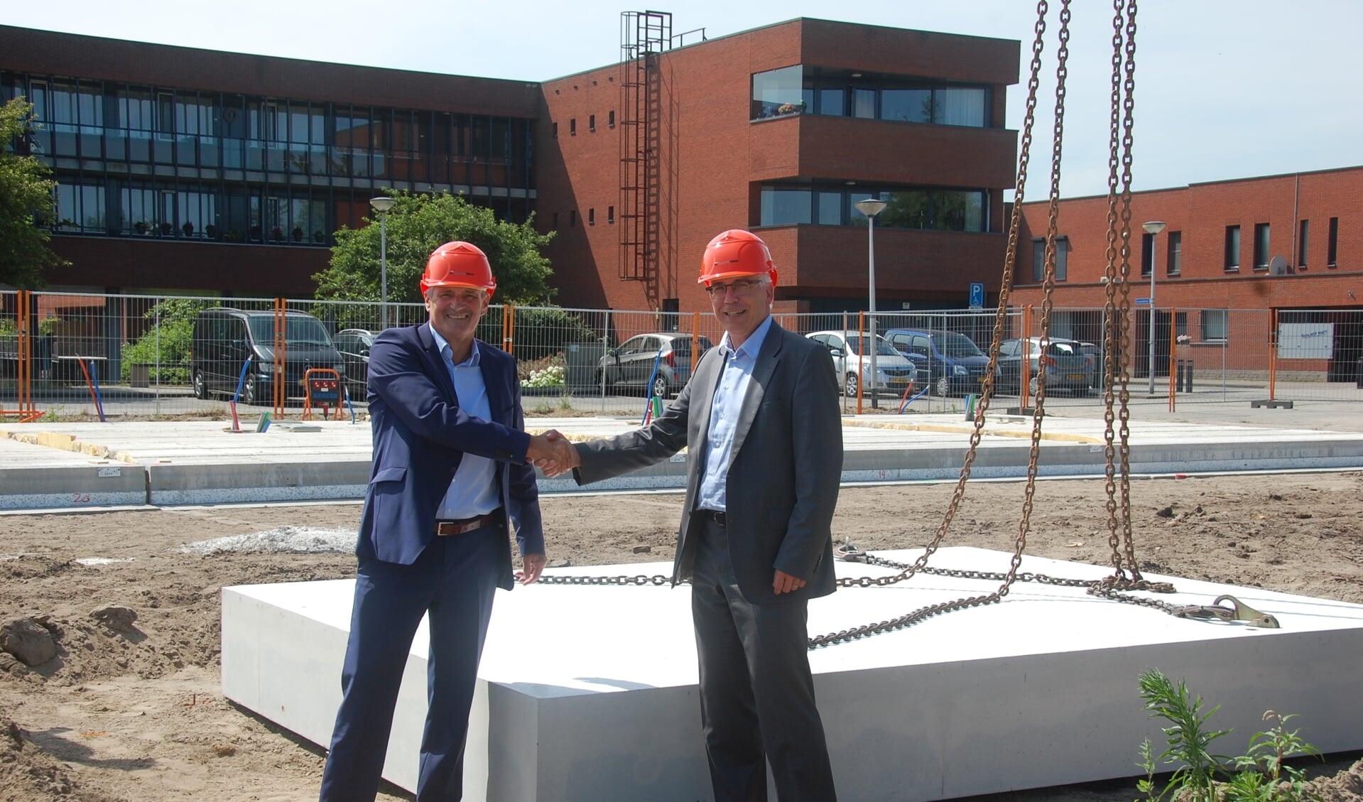 • Leon de Wit en Harro Janssen geven het officiële startsein voor de bouw.