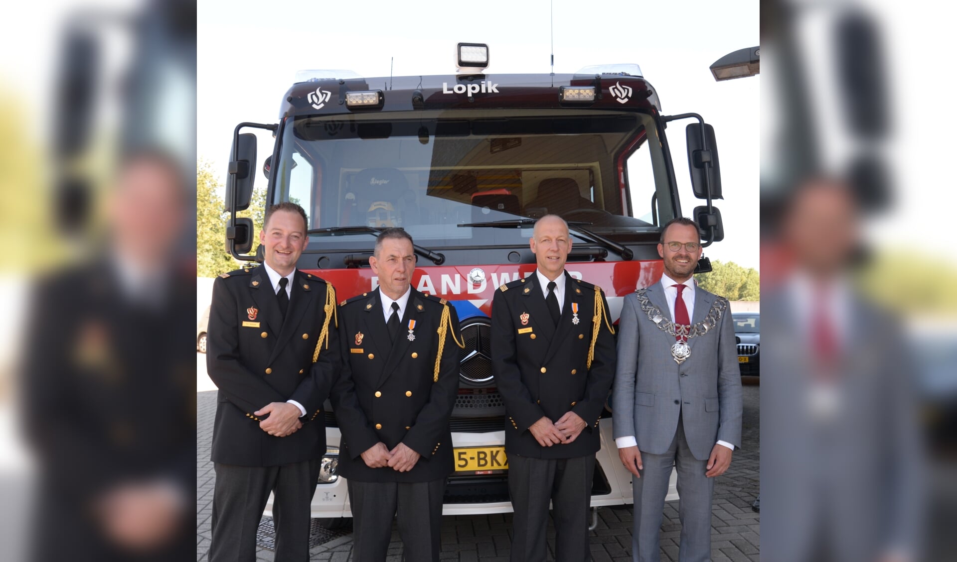 • De nieuwe postcommandant, de twee gedecoreerden en burgemeester Laurens de Graaf.
