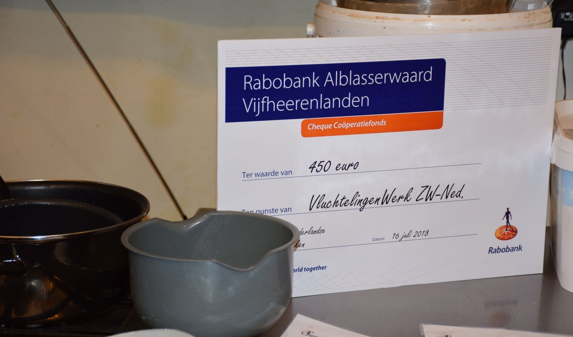Cursisten van de inburgeringsschool van VluchtelingenWerk volgden een bakworkshop bij patisserie Sweet Ima in Gorinchem. 