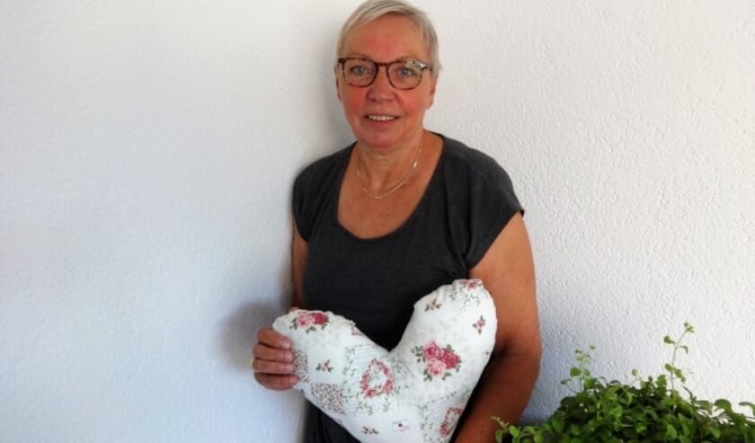 Corry Bruinstroop met een door haar gemaakt hartje voor het Heart pillow project. (Foto: Annemarie van der Ploeg)  
