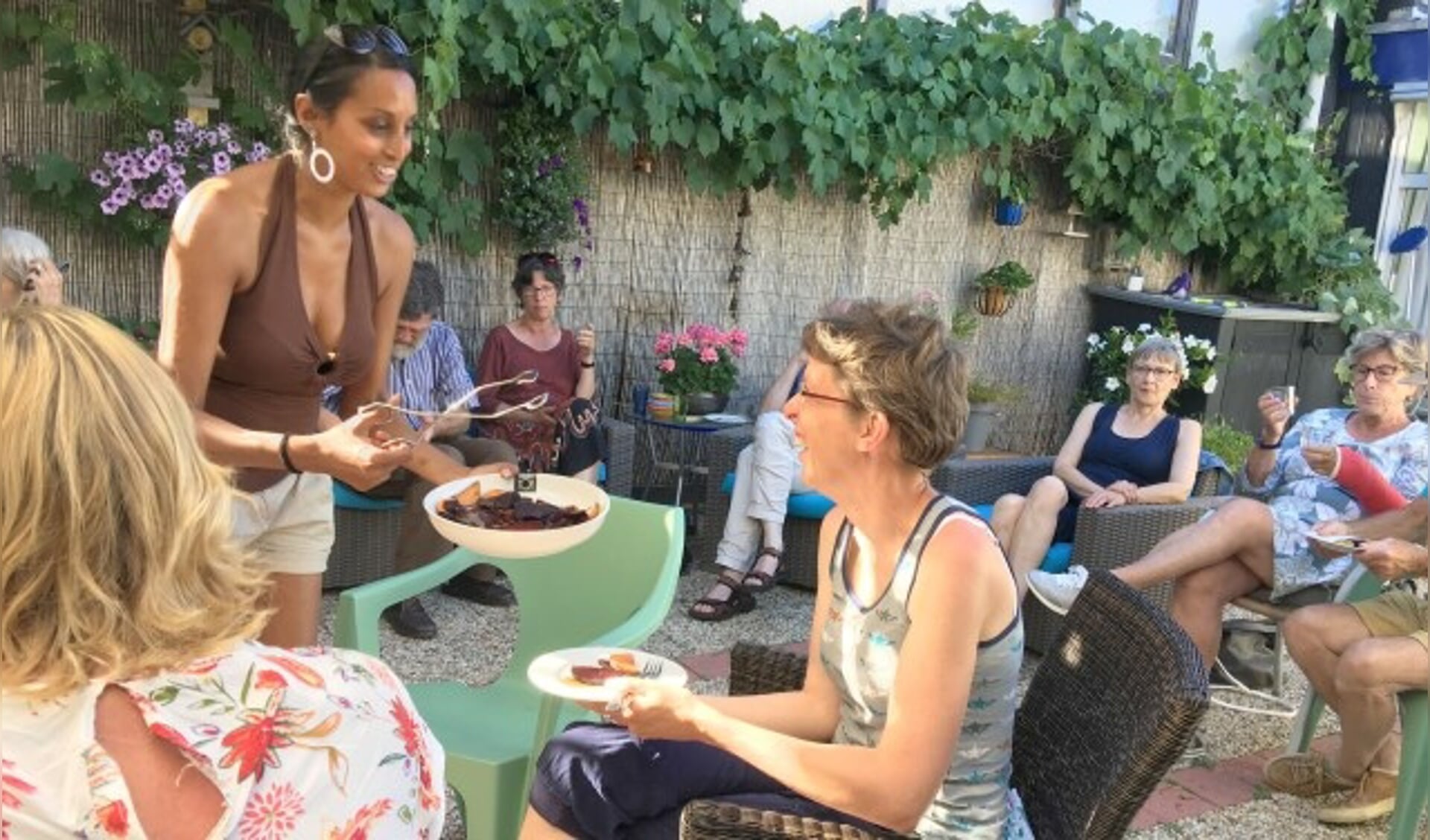 Sushma Ramkhelawan liet haar gasten kennismaken met de geneugten van haar eerste veganistische barbecue. 