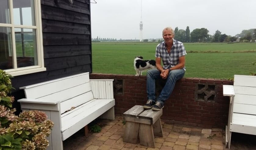 Carel bij rustpunt de Lage Linde. Als de vlag hangt, dan is het Rustpunt open. Doorgaans op woensdag, vrijdag en in het weekend, tot 1 september, maar bij mooi weer gaan ze langer door. (Foto: Karin Doornbos)