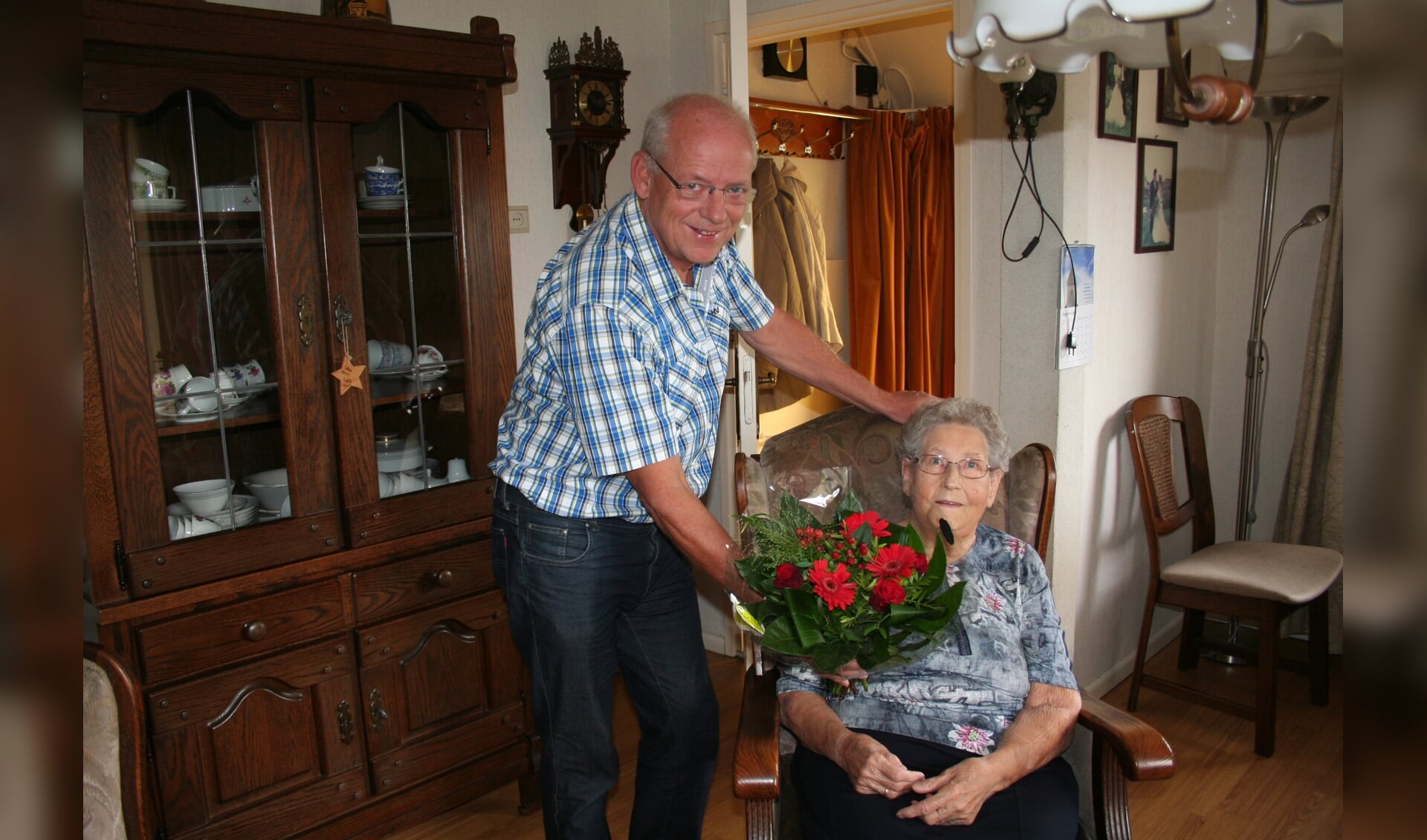 • Huib Slingerland zet Corrie Smits in de bloemetjes. 