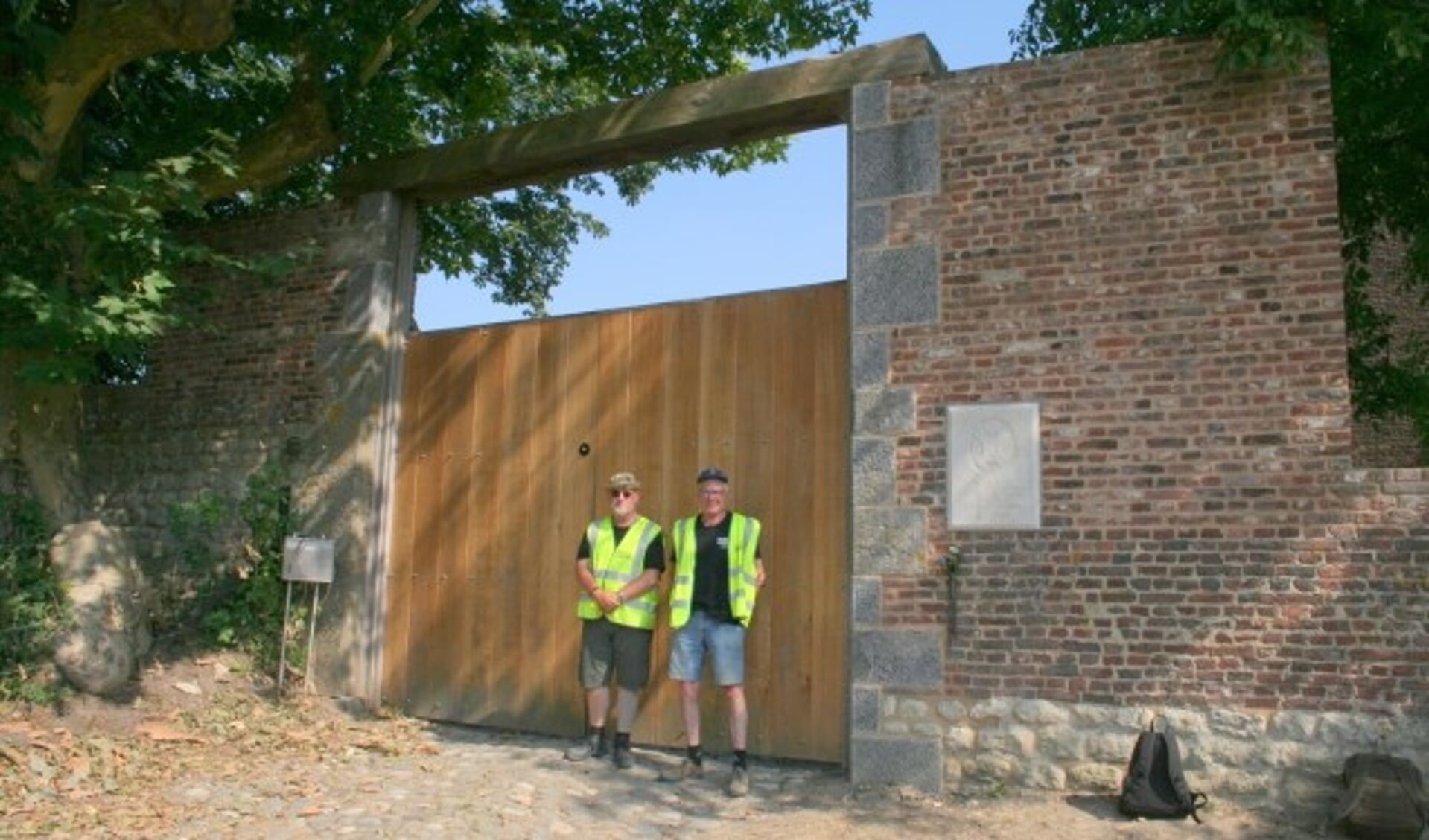 De veteranen Wim van Esch (links) uit IJsselstein en Frits Rosner uit Linschoten voor de noordpoort van Kasteel Hougomont. 