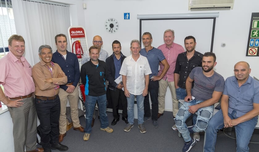 • Groepsfoto van deelnemers, begeleiders en wethouder Vente (l).