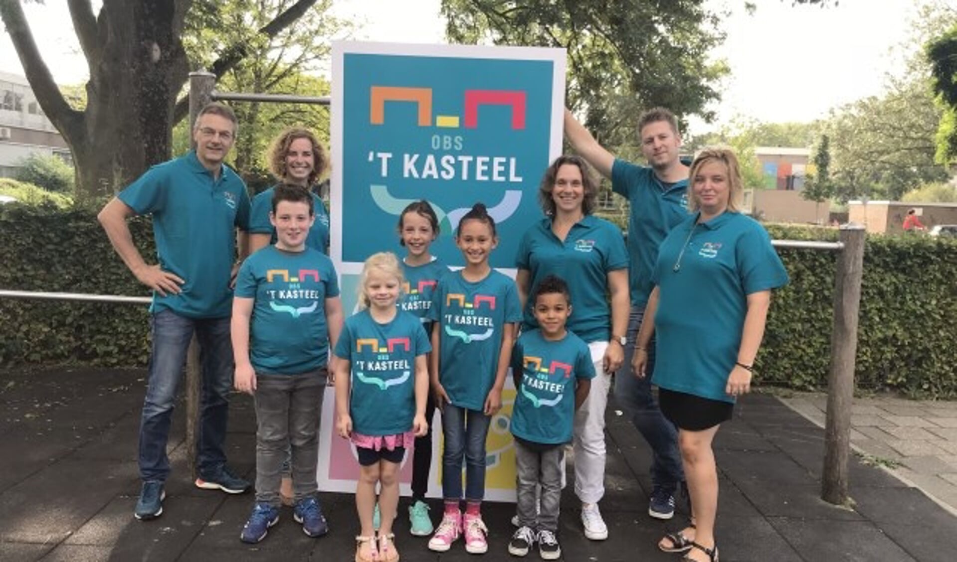 Leerlingen, team en ouders van ’t Kasteel zijn trots op de nieuwe naam en het logo, waarin alle symboliek samenkomt. (Foto: Anja Linschoten)