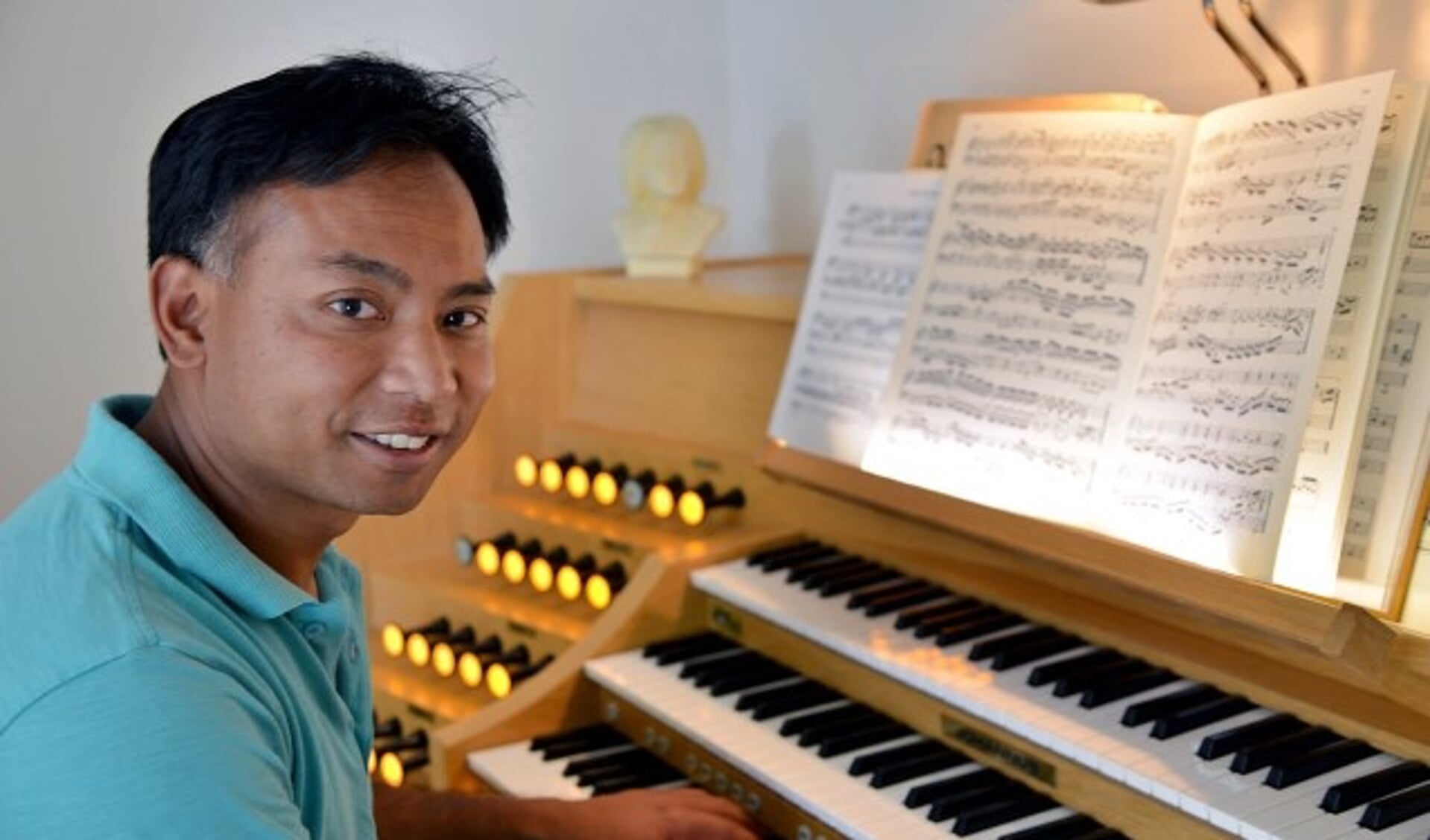 Warno Ruting, pianist, organist en koordirigent, organiseert in Linschoten weer een serie lunchconcerten. 