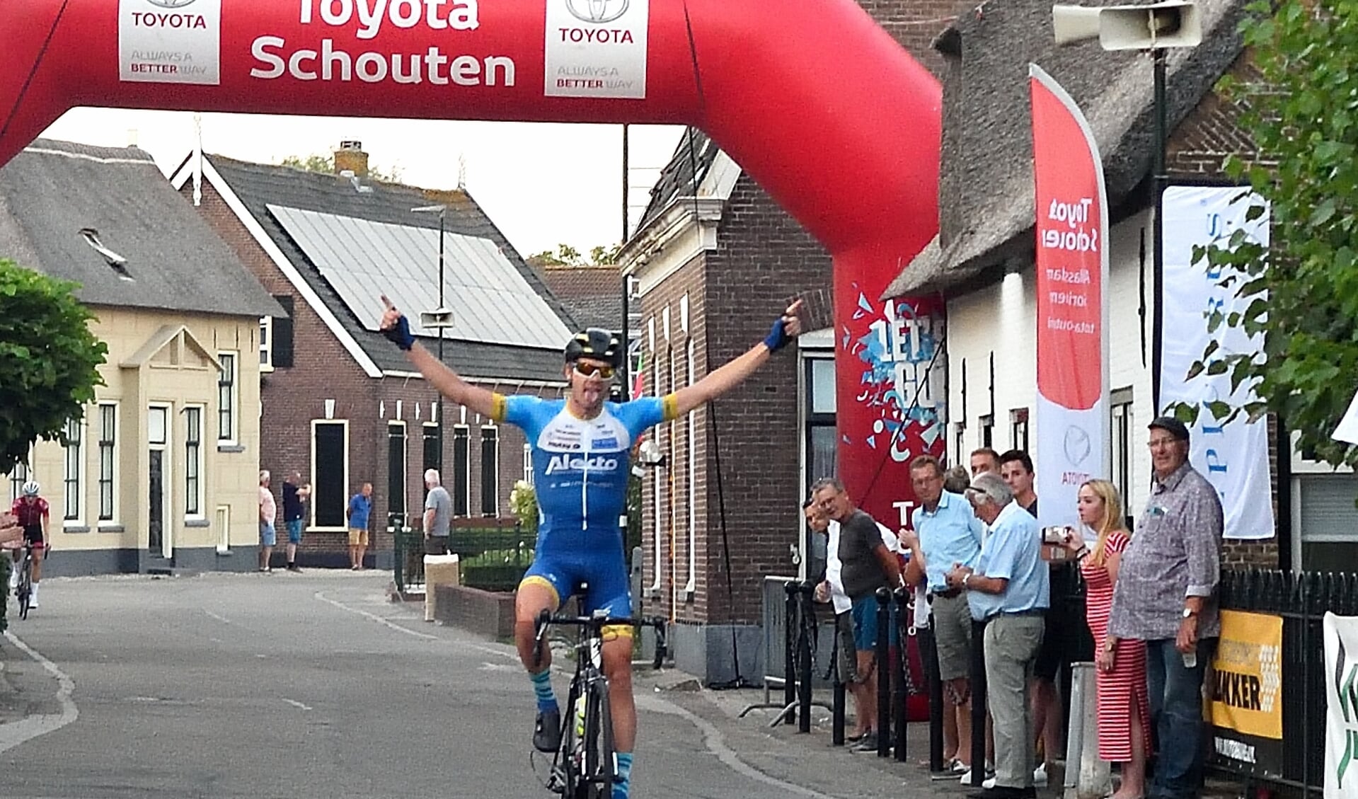 • Folkert Oostra komt als eerste over de finish in Noordeloos.