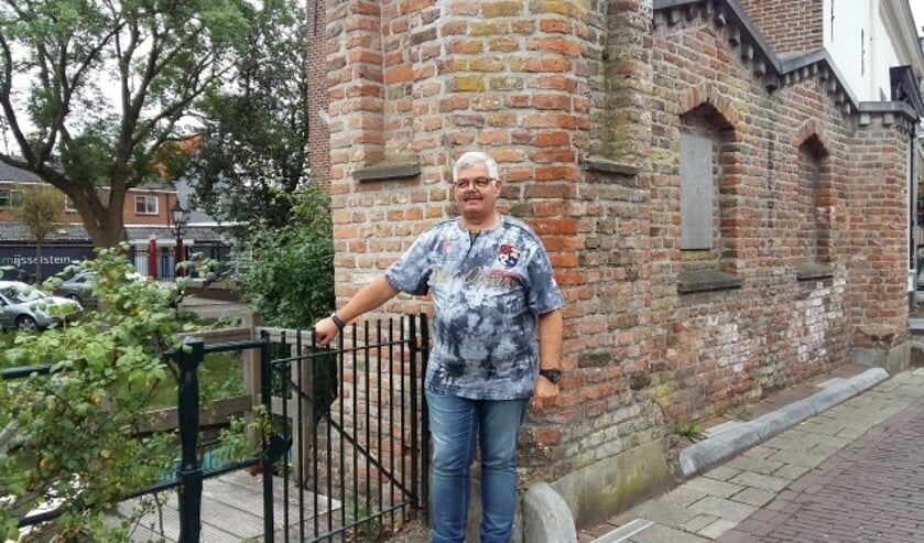 Als kind stond Arend bij het hetzelfde hekje. Het huis waar hij opgroeide is inmiddels afgebroken. (Foto: Karin Doornbos)