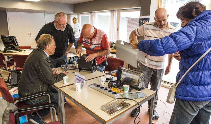 Bij het Repair Café maken mensen samen met deskundigen hun spullen.