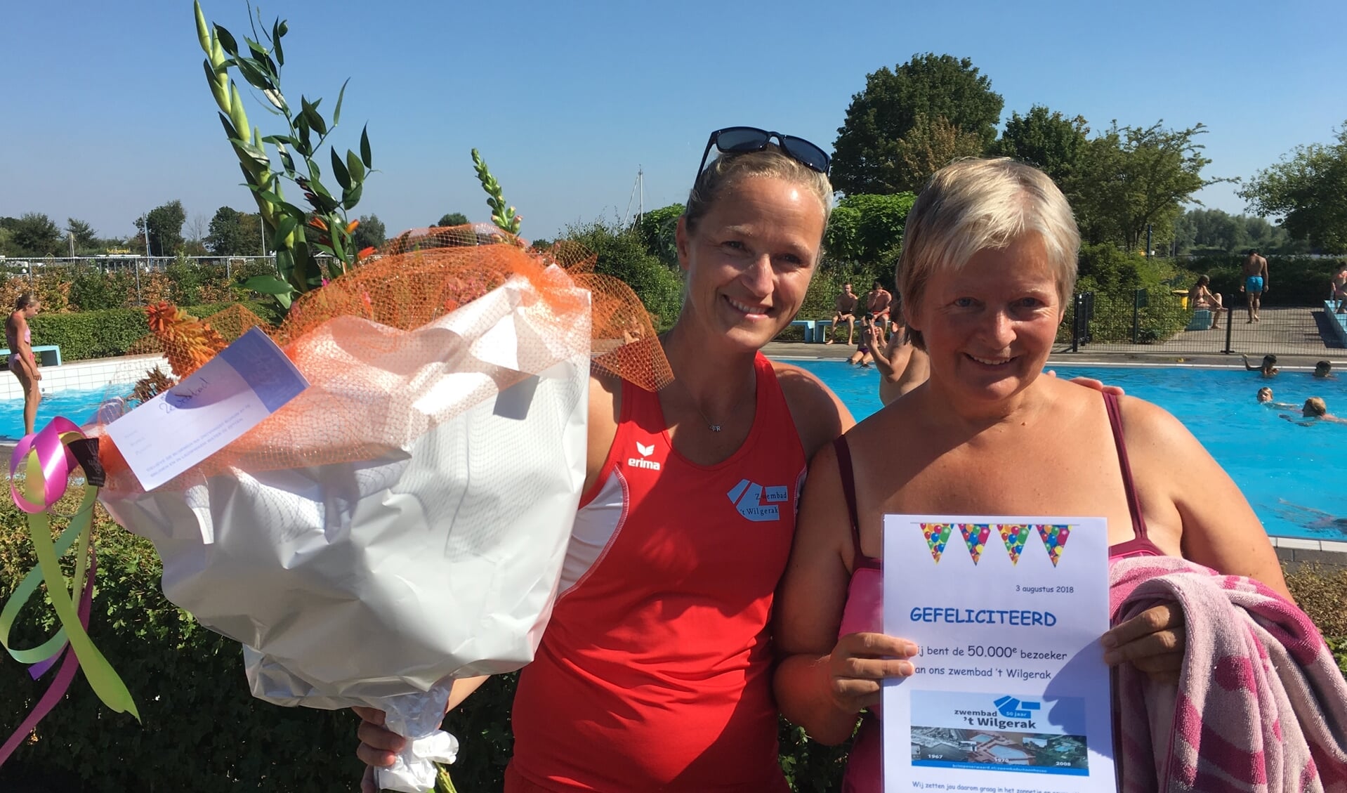 Zwembad ’t Wilgerak in Schoonhoven verwelkomde de 50.000e bezoeker van dit zwemseizoen: mevrouw M. van der Meer-Bunnik.