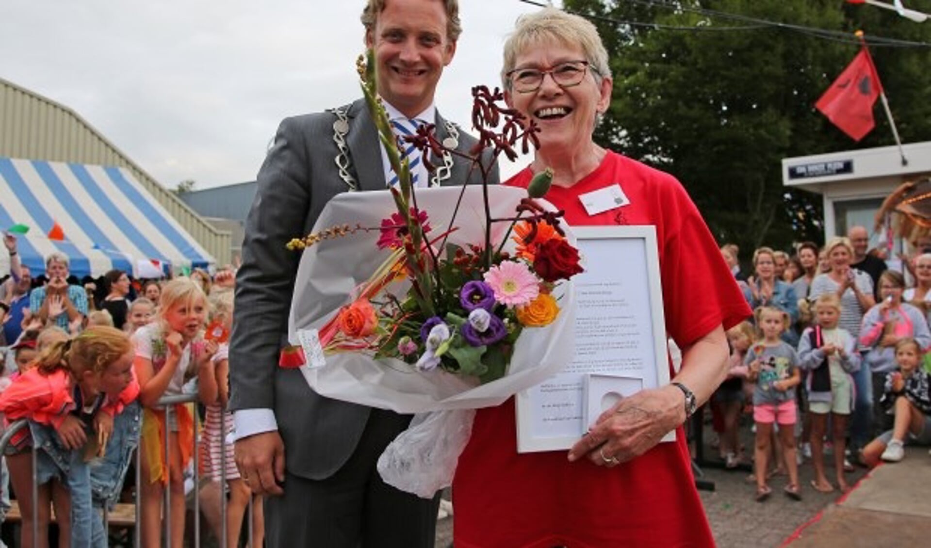 Ria Harreveld-Konings ontving bij haar afscheid de stadspenning van Oudewater. (Foto Alex de Kuijper)