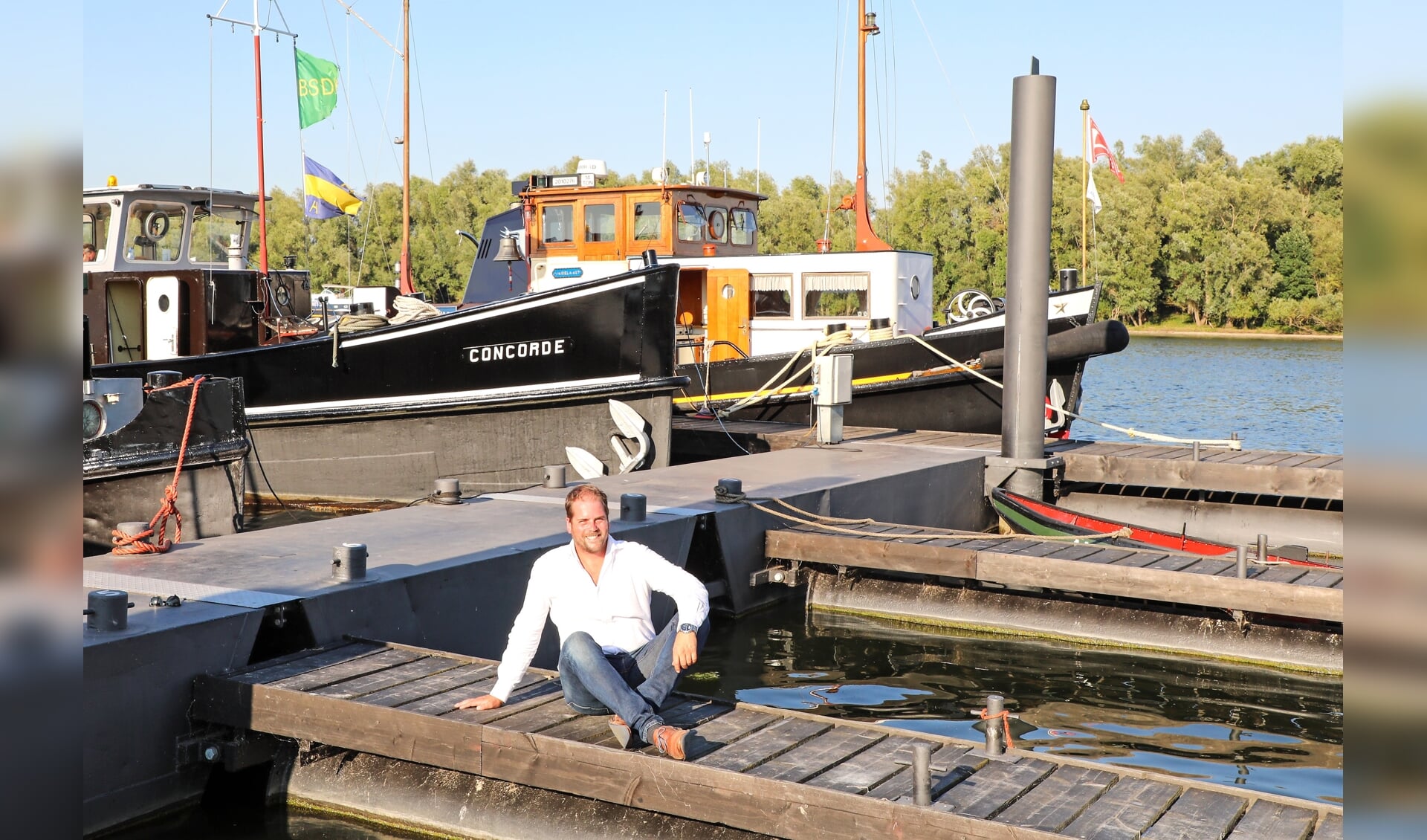 •  Voorzitter John Krielaart van watersportvereniging 't Wrijfhout in de historische haven aan het Esmeer in Aalst.
