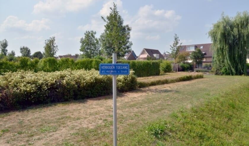 Het is inmiddels duidelijk genoeg. De groenstrook rond begraafplaats De Stuivenberg op Blokland is tot verboden gebied verklaard.