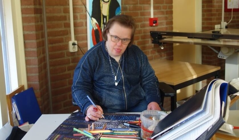 Jefke Dijkstra in haar atelier in Utrecht. In haar werk is het altijd zomer, want ze houdt niet van de winter. (Foto: Hans den Hartog)