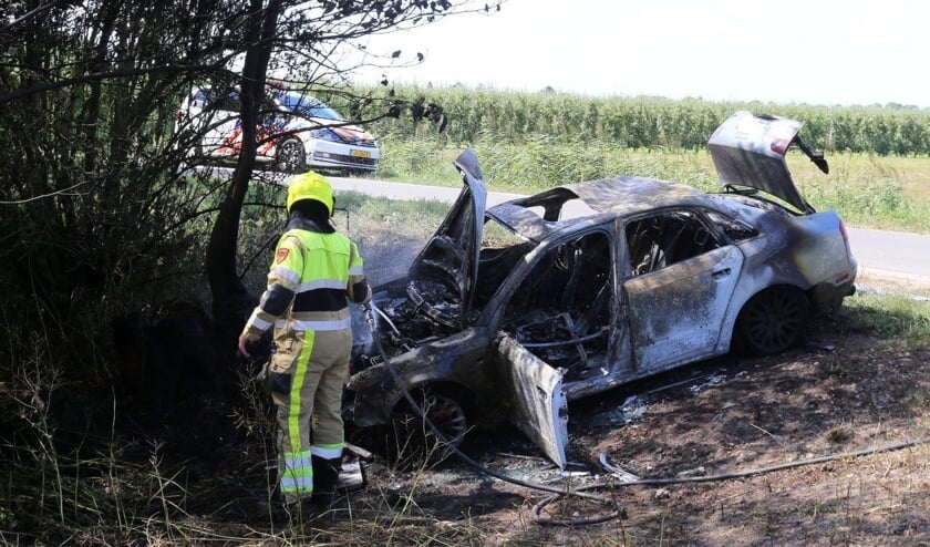 • De auto brandde volledig uit.