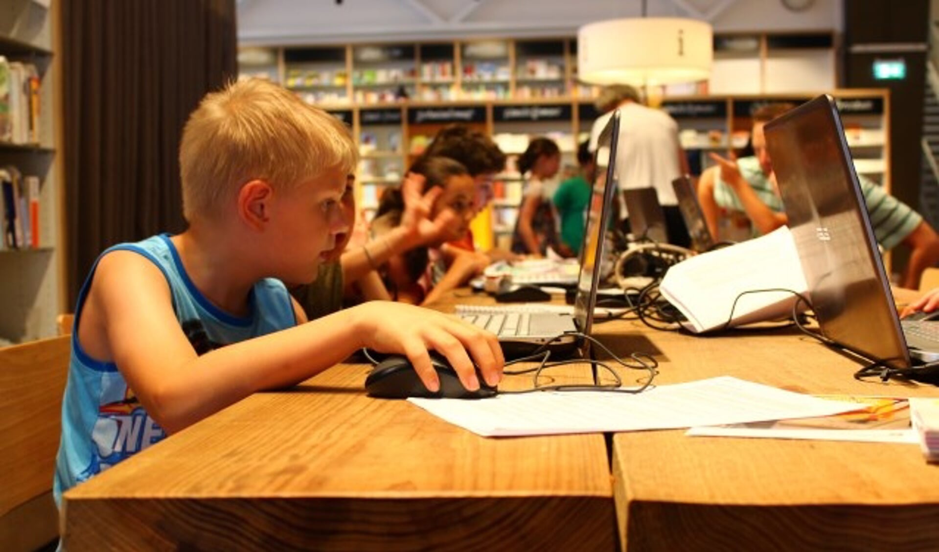 Kinderen editen hun flimpjes op de werkplaats van de bibliotheek. (Foto: Margriet van Dam)