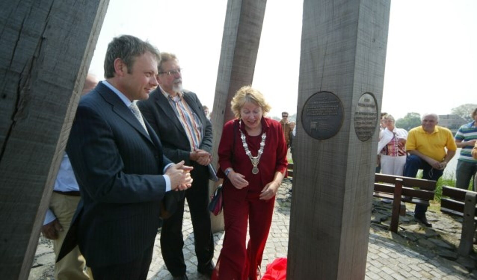 Onthulling van de plaquette in 2006  door de burgemeesters van Leiden en Capelle. (Foto: Paul Weyling)